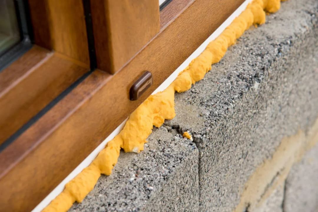 Jak szybko wysuszyć piankę montażową? Skuteczne metody przyspieszania schnięcia