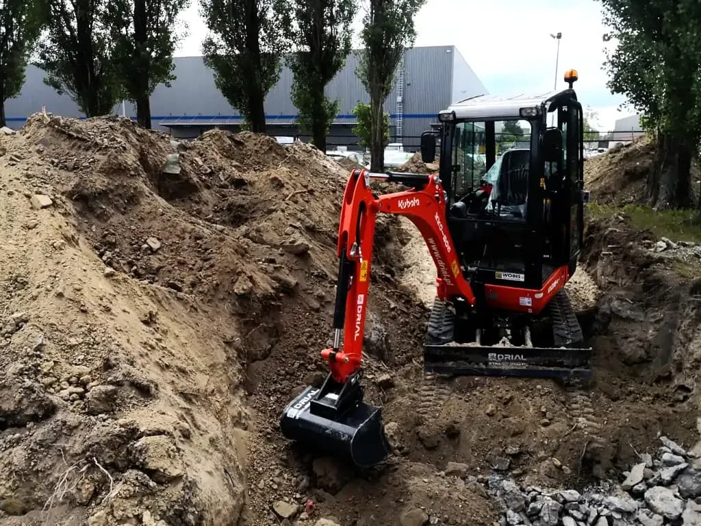 Ile naprawdę kosztuje godzina pracy koparki gąsienicowej? Sprawdź ceny i oszczędzaj!