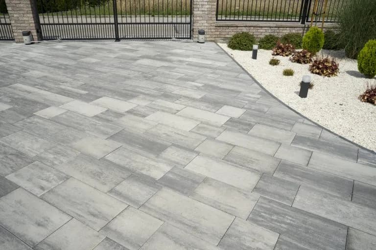 Jaka kostka na podjazd: 6 cm czy 8 cm? Która wytrzyma więcej i się opłaca?