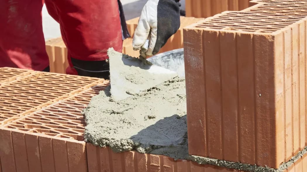 Czym jest zaprawa cementowa? Skład, zastosowanie i właściwości wyjaśnione