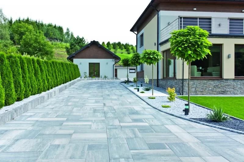Jakie płytki na podjazd wybrać, aby były trwałe i odporne na warunki?