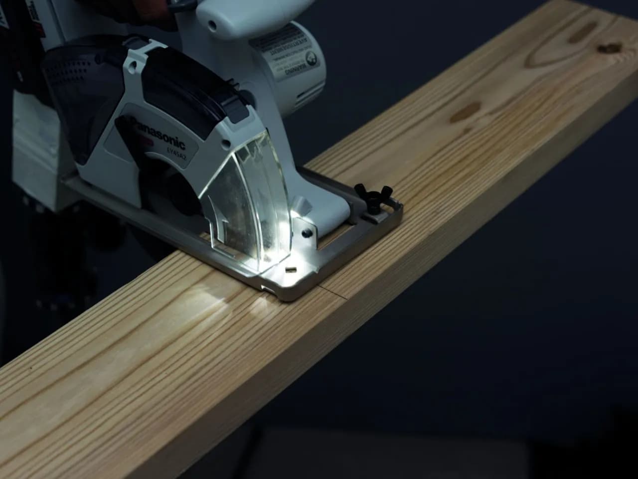 Jak wybrać idealną pilarkę tarczową? Porównanie modeli i praktyczne porady