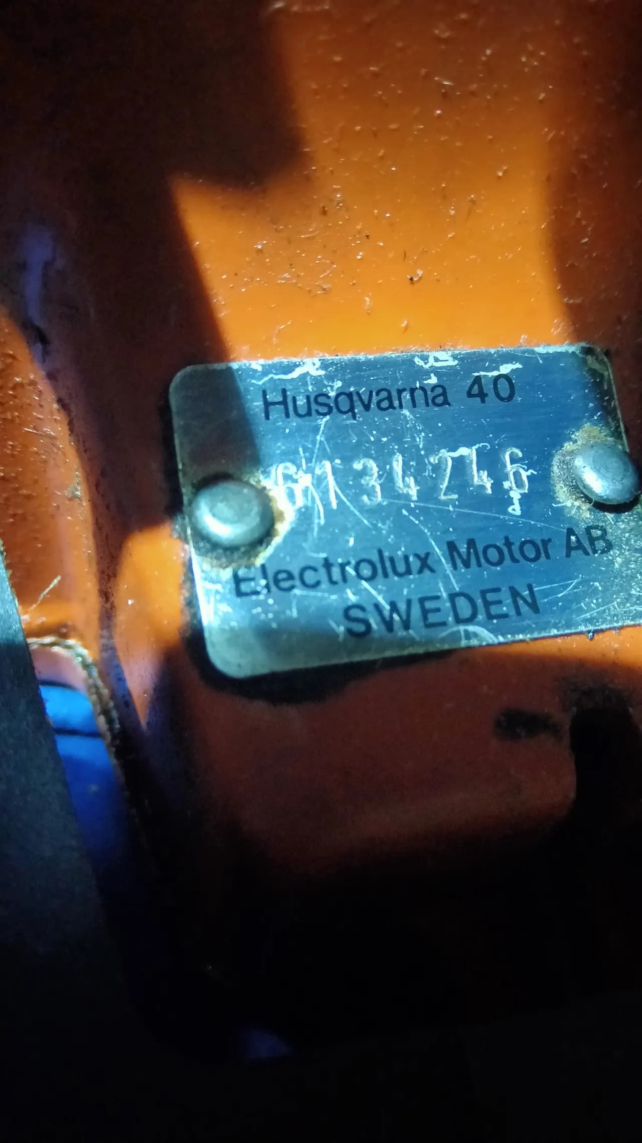 Jak łatwo sprawdzić rok produkcji pilarki Husqvarna – praktyczne wskazówki