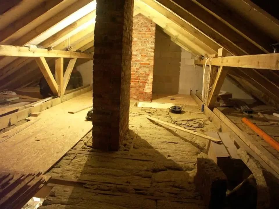 Jak skutecznie ocieplić strop na strychu i obniżyć rachunki za ogrzewanie