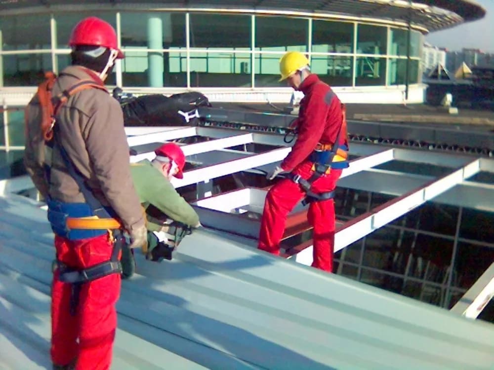 Naprawa dachów Warszawa – jak uniknąć kosztownych błędów?