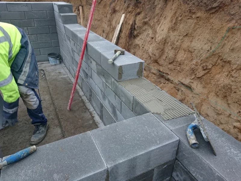 Bloczki na klej czy zaprawę - co wybrać dla lepszej trwałości?