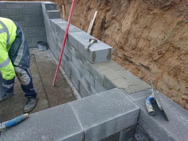 Bloczki na klej czy zaprawę - co wybrać dla lepszej trwałości?