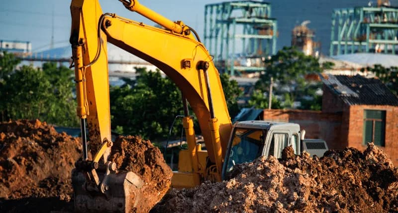 Ile pali koparka na godzinę? Sprawdź koszty i oszczędzaj na wynajmie!