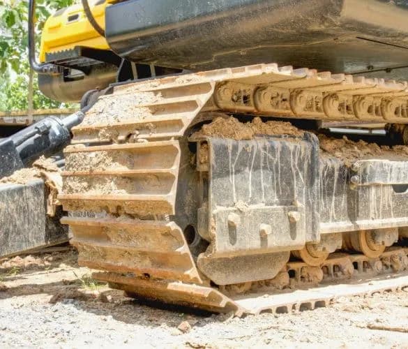 Jak prawidłowo założyć gąsienice w koparce – krok po kroku bez błędów