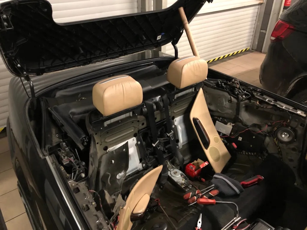 Naprawa dachów cabrio: uniknij kosztownych usterek i zadbaj o swój samochód