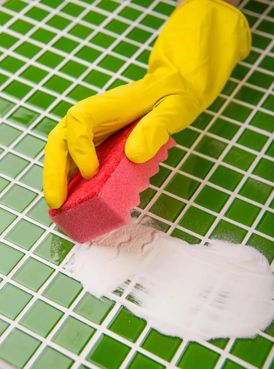 Jak skutecznie wyczyścić fugi proszkiem do pieczenia i pozbyć się uporczywych zabrudzeń