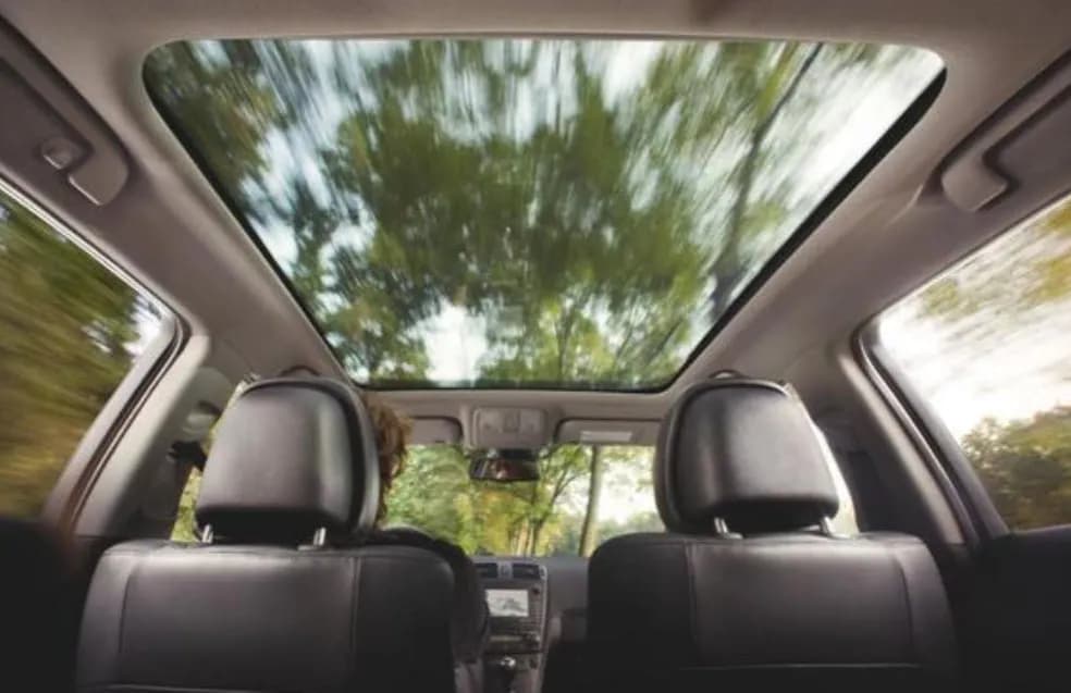 Dach panoramiczny: zalety, wady i porównanie z sunroofem