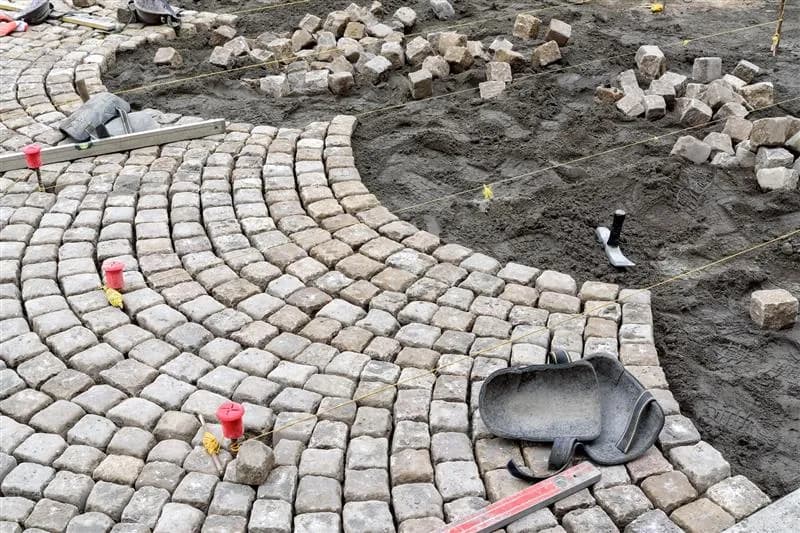 Ile kosztuje wybrukowanie podjazdu? Sprawdź, jak uniknąć wysokich kosztów!